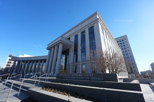 La Corte Suprema de Colorado ordenó al Children’s Hospital a ofrecer nuevamente bloqueadores de la pubertad y la terapia hormonal, a pesar de amenaza del gobierno federal