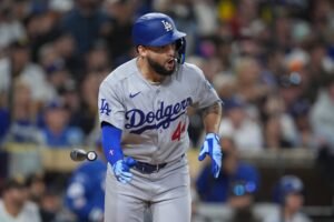 Aunque el batazo resultó un elevado de sacrificio, el lanzallamas de los Padres de San Diego no pudo ponchar al joven bateador cubano de los Dodgers