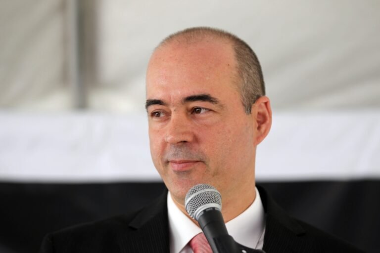 Retorna mañana a sus funciones como coordinador federal alterno para la recuperación en la isla tras haber sido despedido en febrero y apelar la decisión