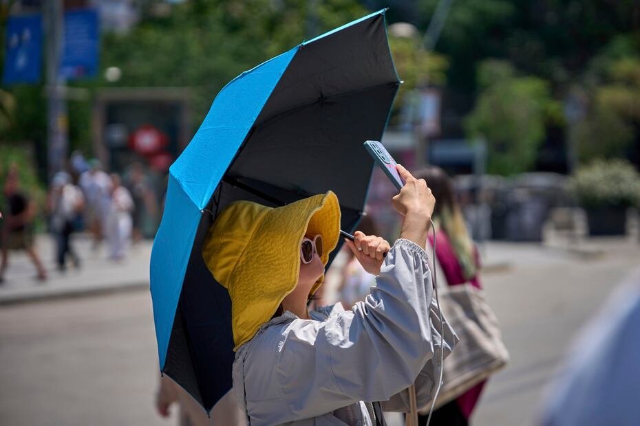Los expertos vinculan la creciente frecuencia e intensidad de estas olas de calor con el cambio climático, y advierten que estos fenómenos meteorológicos extremos son cada vez más comunes. En la foto, una turista se protege del sol en Barcelona, España.