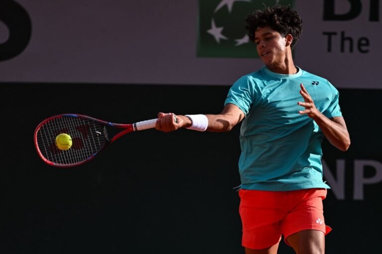 El tenista boricua Yannik Álvarez alcanza las semifinales junto a Jack Secord en París.
