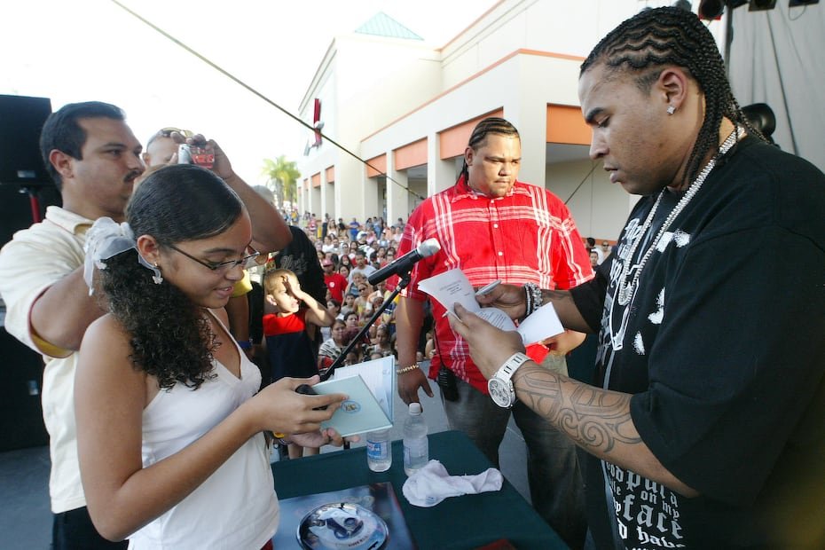 En 2006, el cantantante Don Omar firmó autógrafos en el Gran Caribe Mall de Vega Alta.