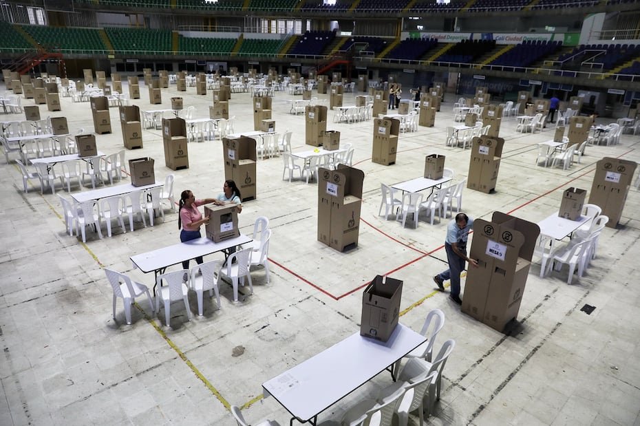 Trabajadores electorales preparan un centro de votación para las elecciones presidenciales del domingo en Cali.