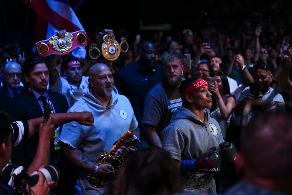Amanda Serrano hace su entrada al cuadrilátero acompañada de Jake Paul y su manejador y entrenador Jordan Maldonado.