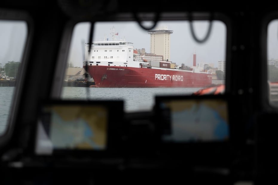 Según la dependencia federal, las embarcaciones Water Spirit 2 y Admiral Pride obstruían el canal de navegación, lo que representa un riesgo de seguridad y de accidentes marítimos.