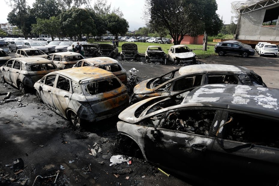 Una de las aeronaves se incendió tras caer dentro de un estacionamiento privado y el fuego destruyó a unos veinte automóviles eléctricos que se encontraban estacionados en el lugar