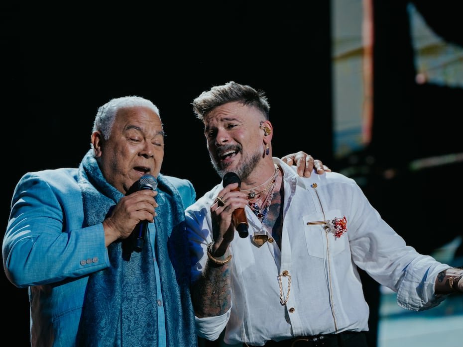 Durante la noche, Capó rindió homenaje a su abuelo, Bobby Capó, resaltando su legado musical y la influencia que ha tenido en su carrera. En la foto, junto a Rivera.