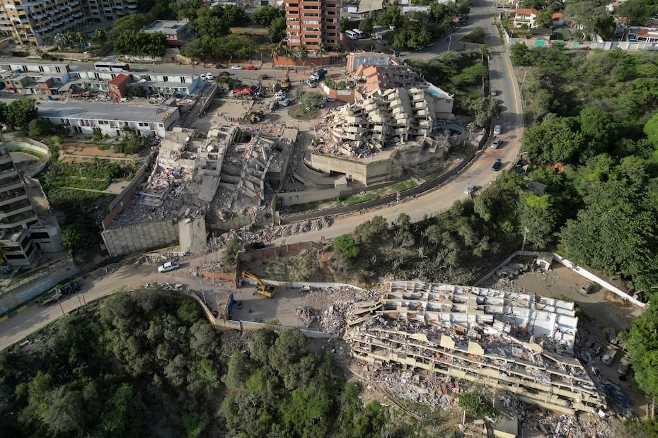 Esta vista aérea muestra edificios derrumbados en Catia La Mar, estado de La Guaira.