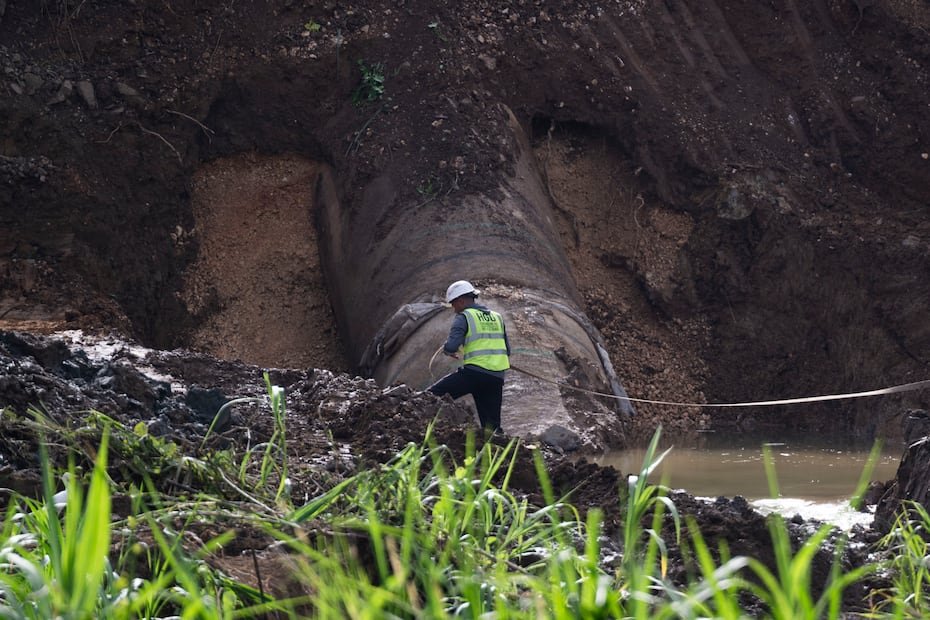 El director ejecutivo de la AAA, Luis R. González Delgado, informó que la avería original fue identificada en un tramo de la tubería del Superacueducto que discurre por una zona rural de Bayamón.