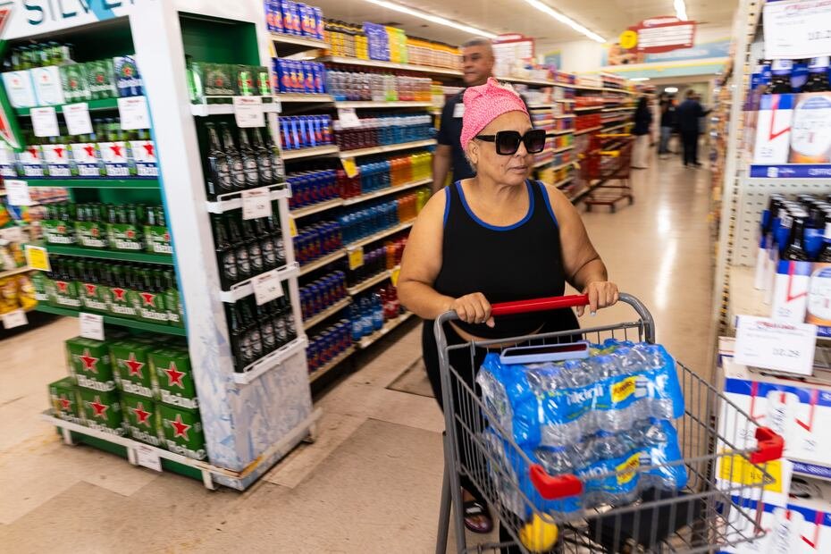 Ferdysac Márquez, dueño de los Supermercados Plaza Loíza, manifestó que los clientes de este supermercado llevan días batallando con la falta de agua, por lo cual es uno de los productos que más se está moviendo en este supermercado.