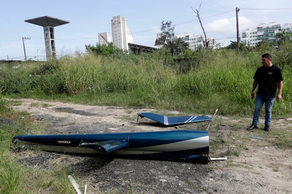 Debido a la fuerza del impacto de ambas aeronaves en el aire, múltiples piezas y fragmentos de los helicópteros salieron proyectados hacia los edificios y terrenos aledaños
