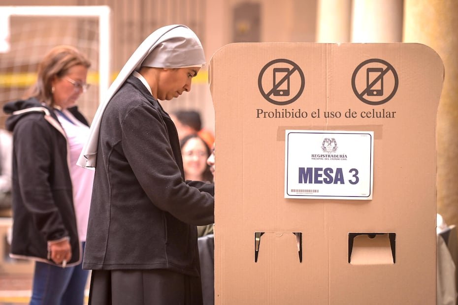 Una religiosa marca su voto este domingo, en Bogotá, en la segunda vuelta de las elecciones presidenciales que elegirá quien gobernará a Colombia en el periodo 2026-2030.