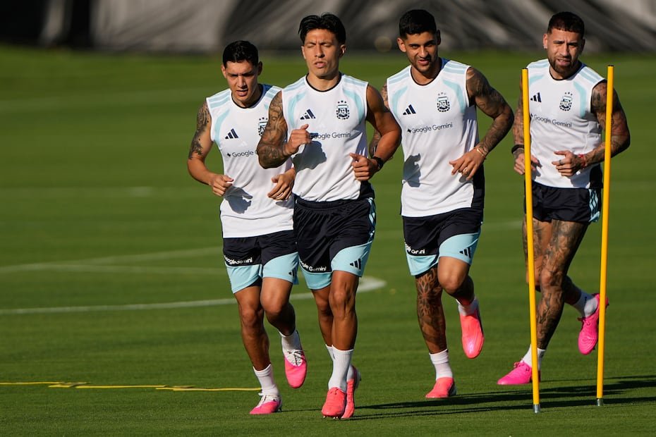 Varios jugadores del equipo nacional de Argentina usan zapatillas rosadas de marcas como Nike y Adidas.