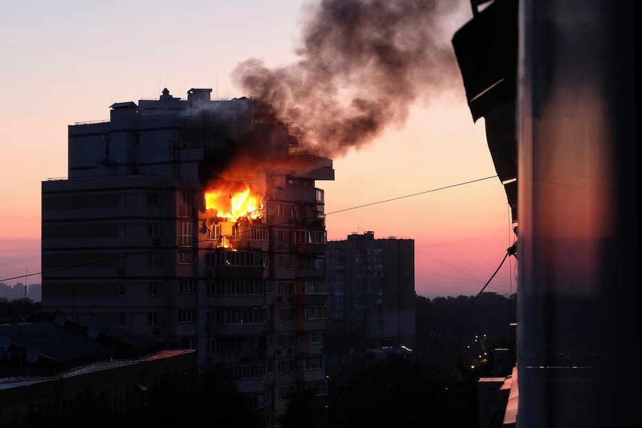 Retratado el apartamento residencial en fuego luego del ataque de Rusia en la capital ucraniana el martes 17 de junio de 2025. (AP Photo)