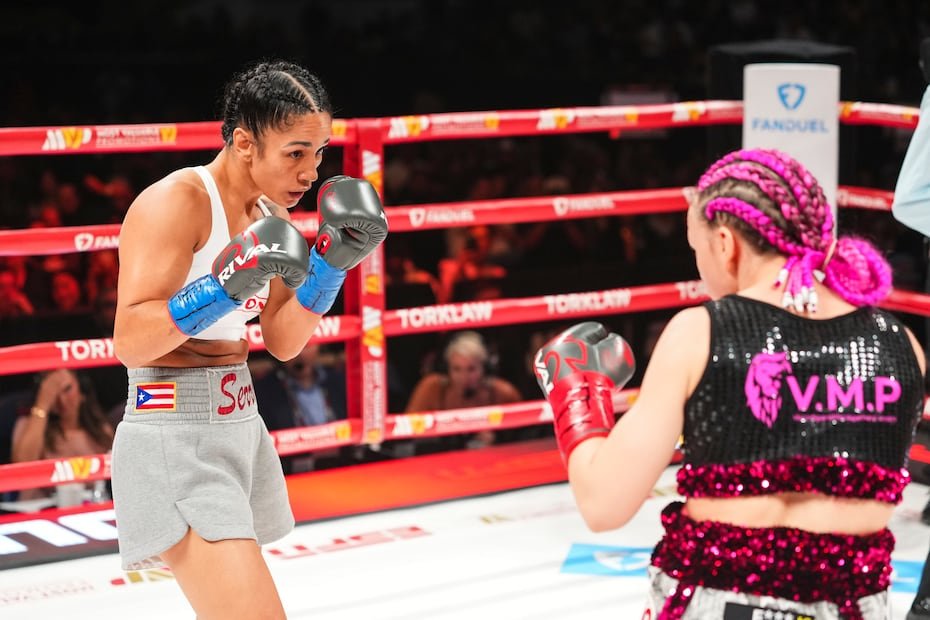 Amanda Serrano estudia a su rival Cheyenne “Pepper” Hanson en los primeros asaltos.