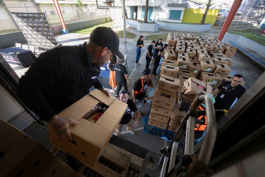 A las 8:00 a.m., los empleados de la Red por los Derechos de la Niñez y la Juventud comenzaron a movilizar las 464 cajas llenas de alimentos frescos para las familias en Santurce.