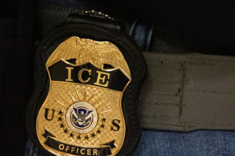 agente del ICE disparó