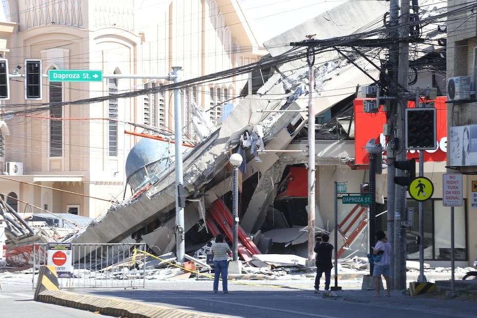 Un terremoto de magnitud 7.8 sacudió el lunes el sur de Filipinas, matando al menos a 32 personas, hiriendo a más de otras 200, la mayoría en edificios dañados, y enviando un tsunami de 3 pies (1 metro) a las costas cercanas.