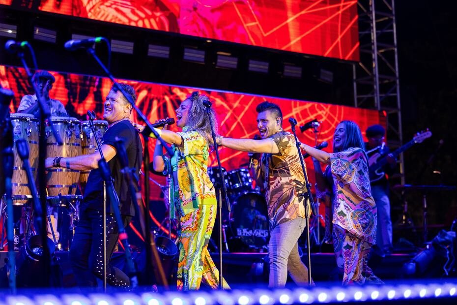 Los presentes bailaron y cantaron al ritmo del vanellato de Vives.