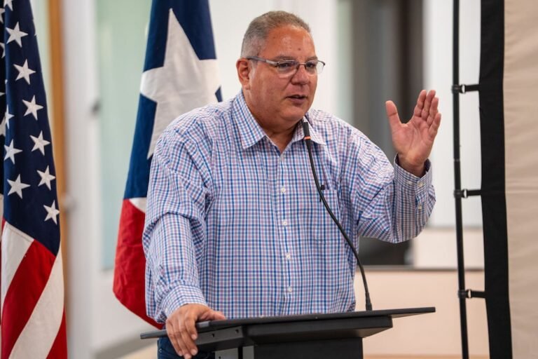 Demanda contra Héctor Vázquez