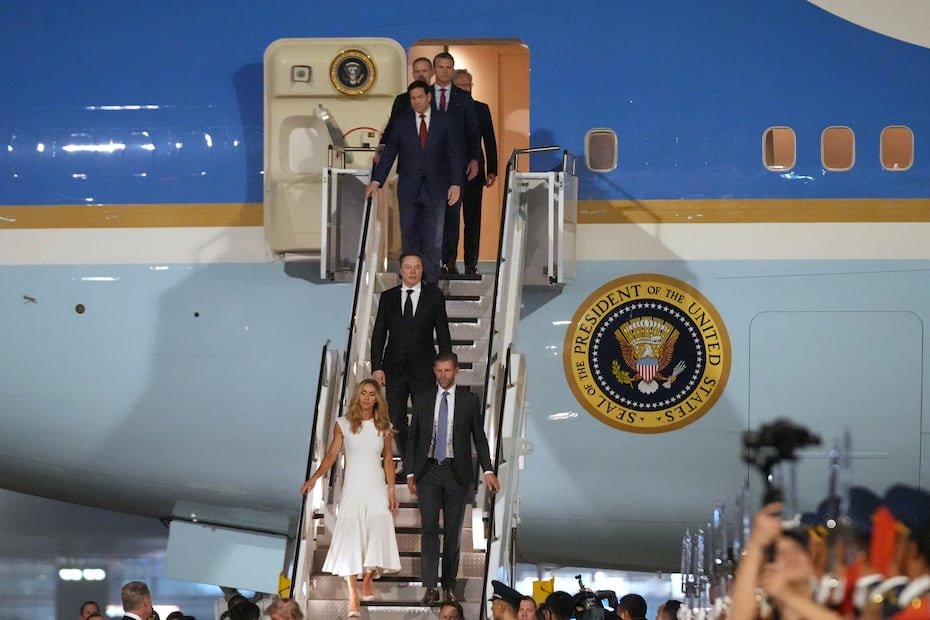 Eric y Lara Trump, seguidos por Elon Musk, el secretario de Estado Marco Rubio, el secretario de Defensa Pete Hegseth, el representante comercial de Estados Unidos, Jamieson Greer, y el director ejecutivo de NVIDIA, Jensen Huang.