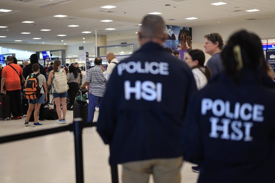 Se pudo apreciar la presencia de oficiales federales identificados con las distintas ramas dentro de ICE.