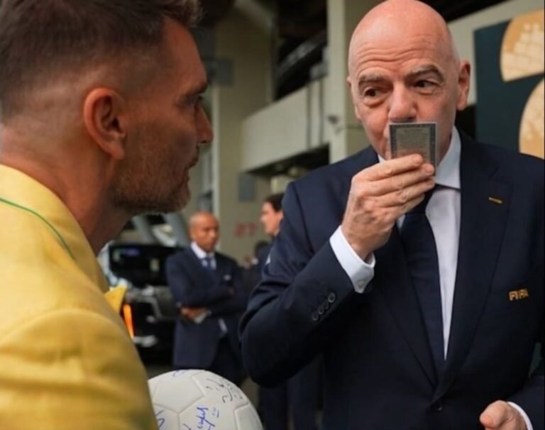Julián Gil y Gianni Infantino
