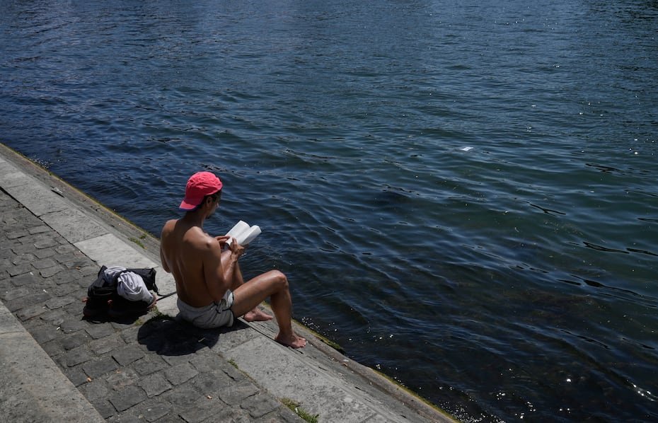 En Francia también se batieron récors con temperaturas que alcanzaron los 97 °F el lunes en el suroeste del país y se mantuvieron por encima de los 68 °F durante la noche en gran parte del territorio.