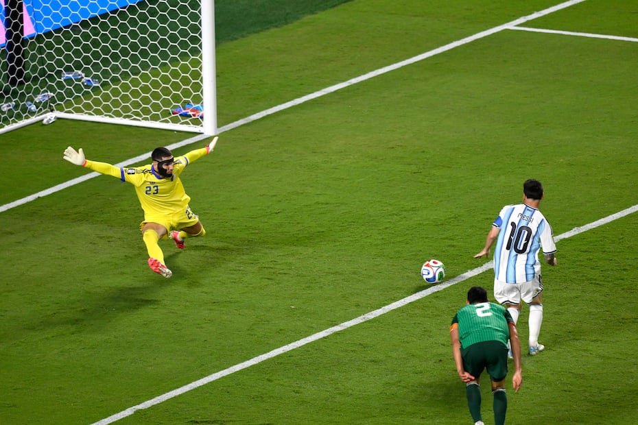 Haciendo gala de su olfato goleador, Messi recogió un rebote desafortunado de Zidane tras un disparo de derecha de Alexis Mac Allister a los 60 minutos para su segundo gol.