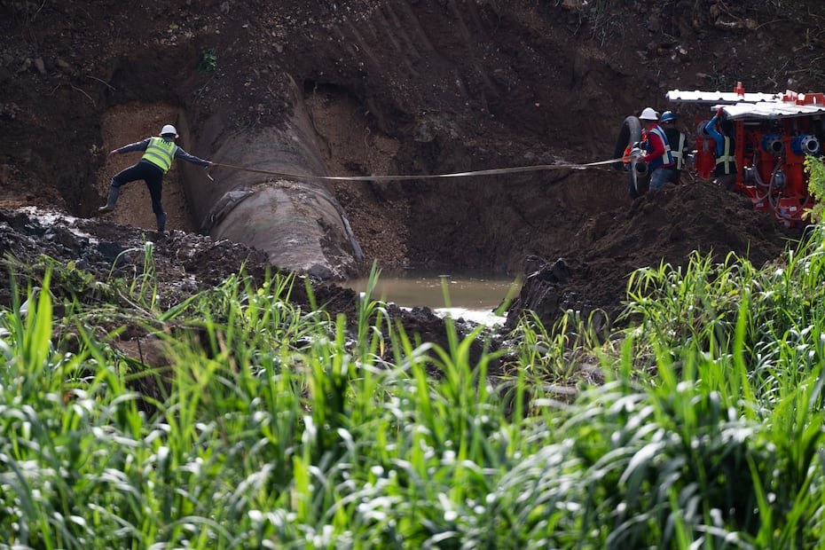 A partir de entonces, personal de la AAA y de la empresa que administra el Superacueducto comenzó a revisar la línea de cerca de 40 millas de tuberías que se extiende desde Arecibo hasta el área de Bayamón para validar si existía alguna falla.