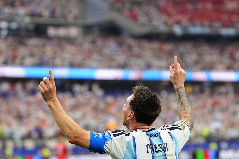 Lionel Messi hace su tradicional festejo en su segundo gol contra Austria.