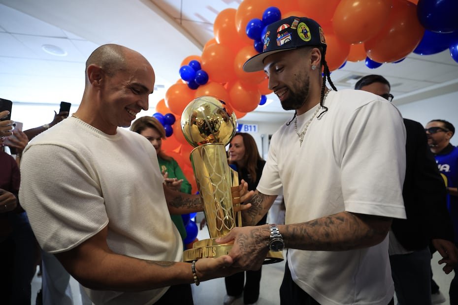 Alvarado presenta el trofeo Larry O'Brien al exjugador de NBA y Gerente General de la Selección Nacional Masculina, Carlos Arroyo.