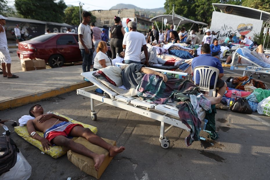 Pacientes yacen fuera de un hospital evacuado tras sufrir daños en Catia La Mar, Venezuela, una de las localidades más afectadas por los terremotos.