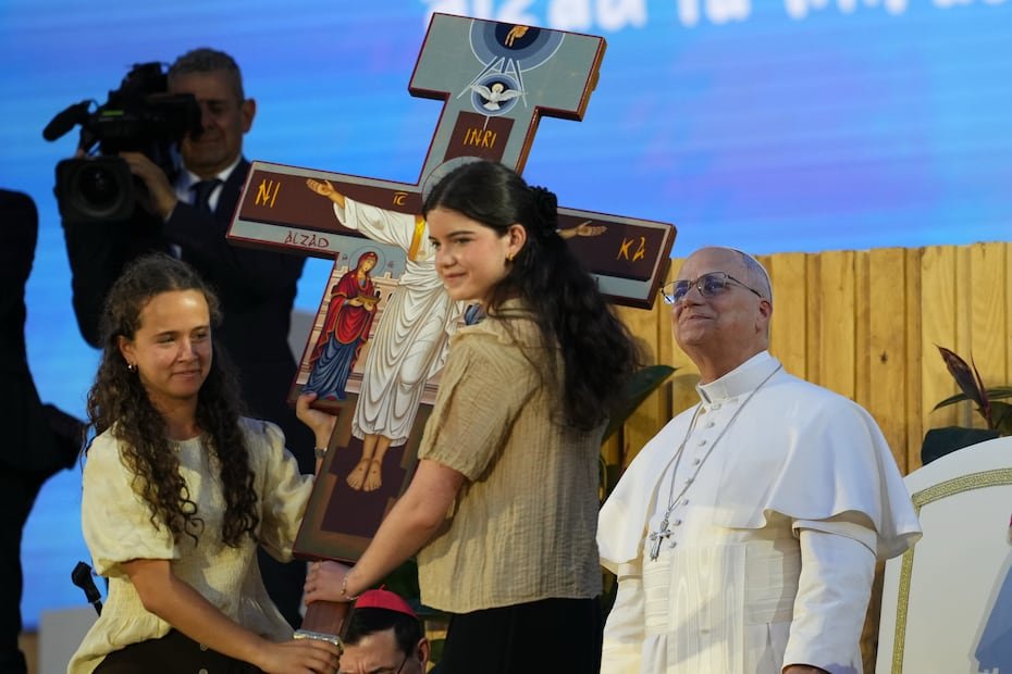 El papa León XIV participó el sábado en una vigilia de oración con jóvenes en la Plaza de Lima de Madrid.
