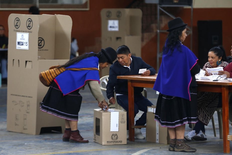 Una indígena de la comunidad Misak deposita su voto este domingo, en la segunda vuelta de las elecciones presidenciales.