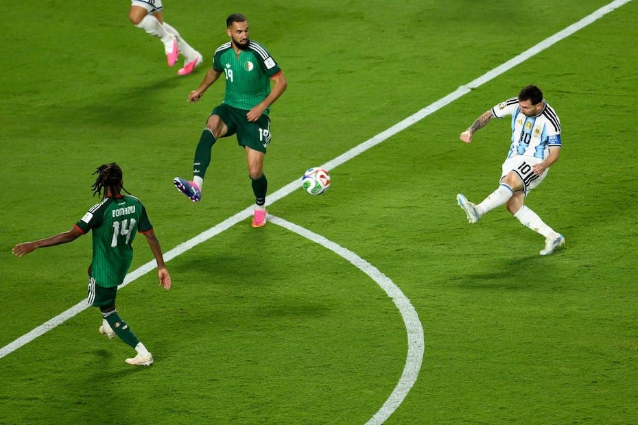 A pocos días de su cumpleaños número 39, Messi alcanzó al alemán Miroslav Klose como máximo artillero en la historia de la competencia con 16 tantos. El capitán de la Albiceleste también se convirtió en el primer futbolista en disputar seis mundiales.