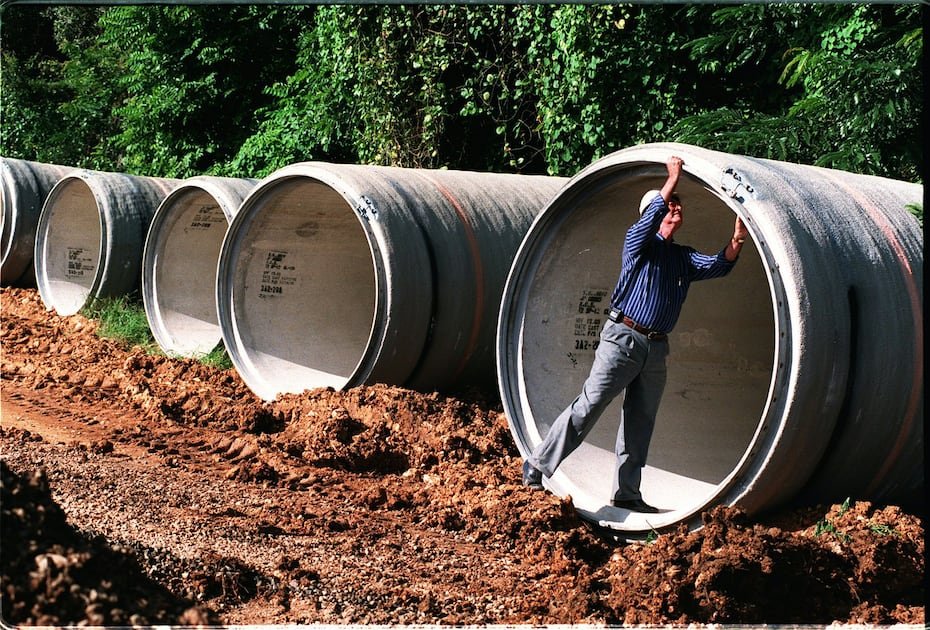 En esta foto de 1996, el ingeniero Pomales inspecciona la instalación de tuberías en el tramo de Arecibo a Dorado. En total, la tubería se extiende por unas 50 millas, incluyendo interconexiones.