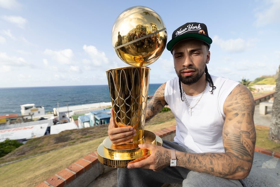 Alvarado posa con el trofeo campeón de la NBA.