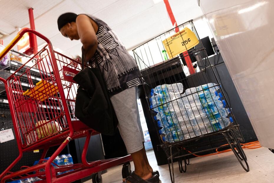 DACO emitió una orden que congela los precios de los siguientes artículos: agua potable y hielo, agua embotellada, cisternas de agua, equipos, piezas, servicios de modificación, reparación e instalación de cisternas de agua, envases, tanques y recipientes de almacenamiento, acarreo y distribución de agua, así como servicios de acarreo y distribución de agua.