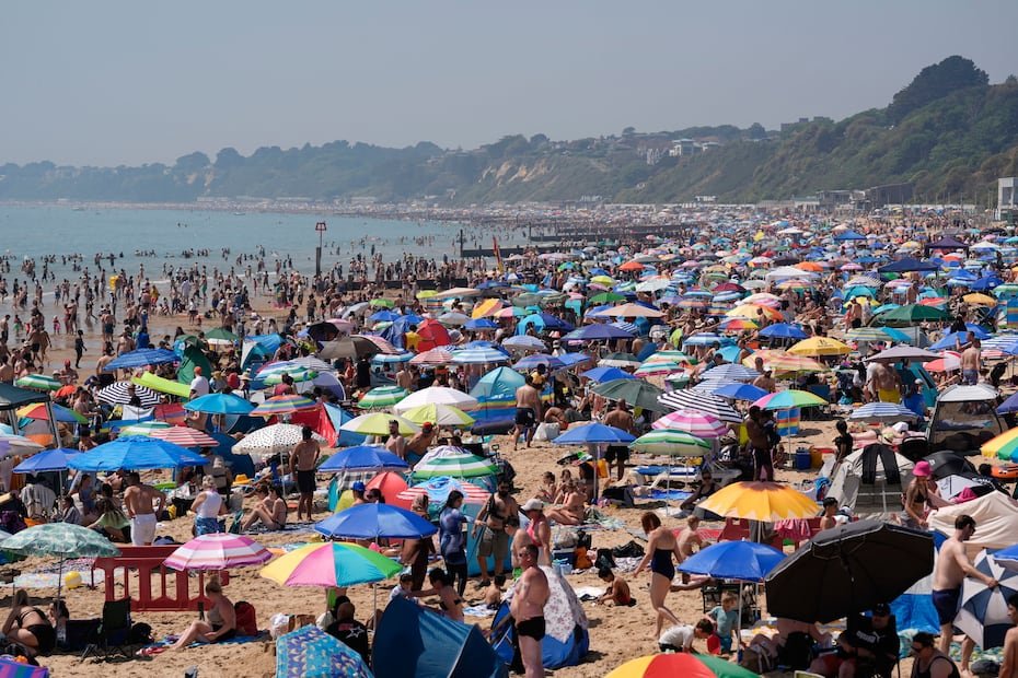 Miles de bañistas abarrotaron la playa de Bournemouth, en el sur de Inglaterra, huyendo de las altas temperaturas y el intenso calor.