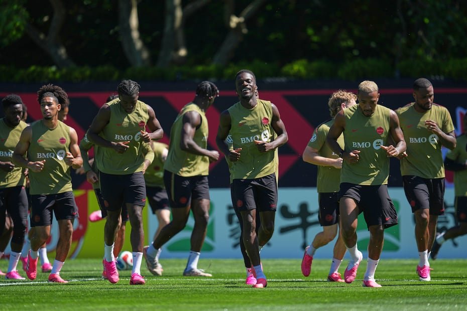 Al centro, Tani Oluwaseyi, de Canadá, usa las Adidas F50 Hyperfast Elite. Otros jugadores de la selección canadiense utilizan modelos de la coleción Road to Glory, para una práctica en Vancouver.