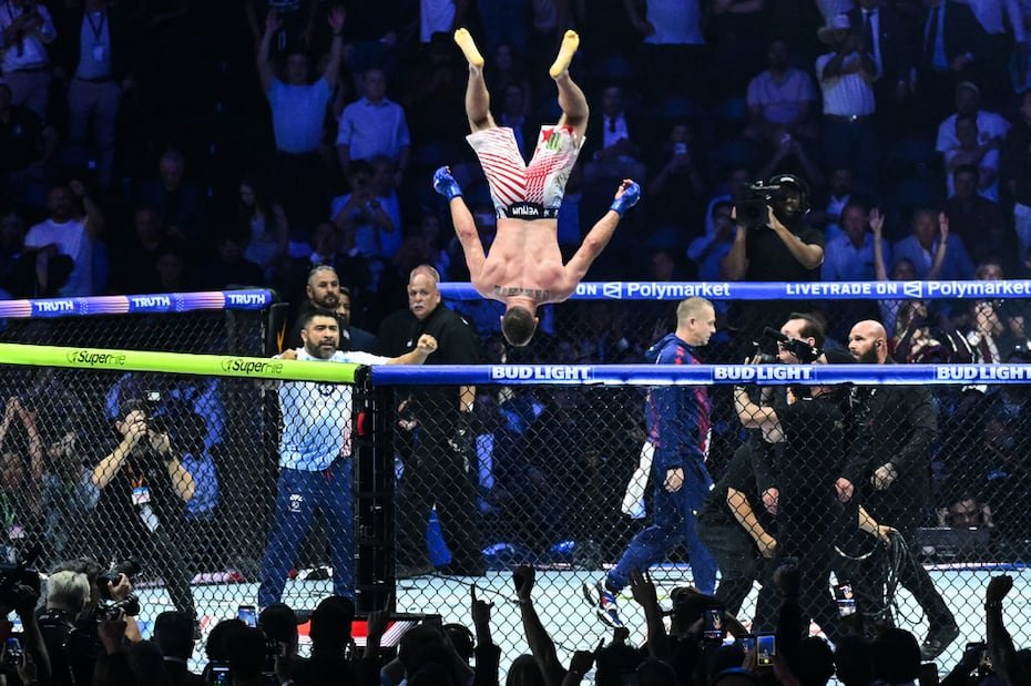 Justin Gaethje hace una voltereta mientras celebra tras derrotar a Ilia Topuria en un combate por el título de peso ligero durante UFC Freedom 250 en el césped sur de la Casa Blanca.