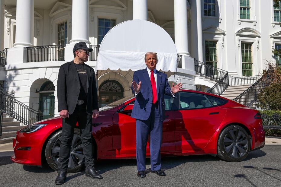 Luego del desfile de autos frente a la Casa Blanca el martes, las acciones cerraron con una ganancia de casi el 4%, luego de que en la víspera se produjera una de las peores ventas en un solo día de la historia de Tesla.