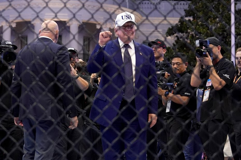 El presidente Donald Trump hace gestos en el octágono después de que Justin Gaethje derrotara a Ilia Topuria en un combate por el título de peso ligero.