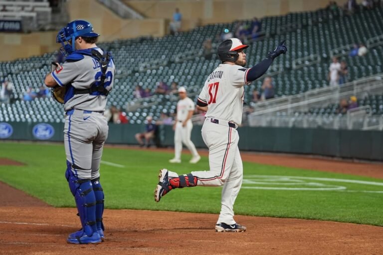 Josh Rojas impulsa a los Royals de Kansas City a vencer 8-6 a los Twins con hit clave.