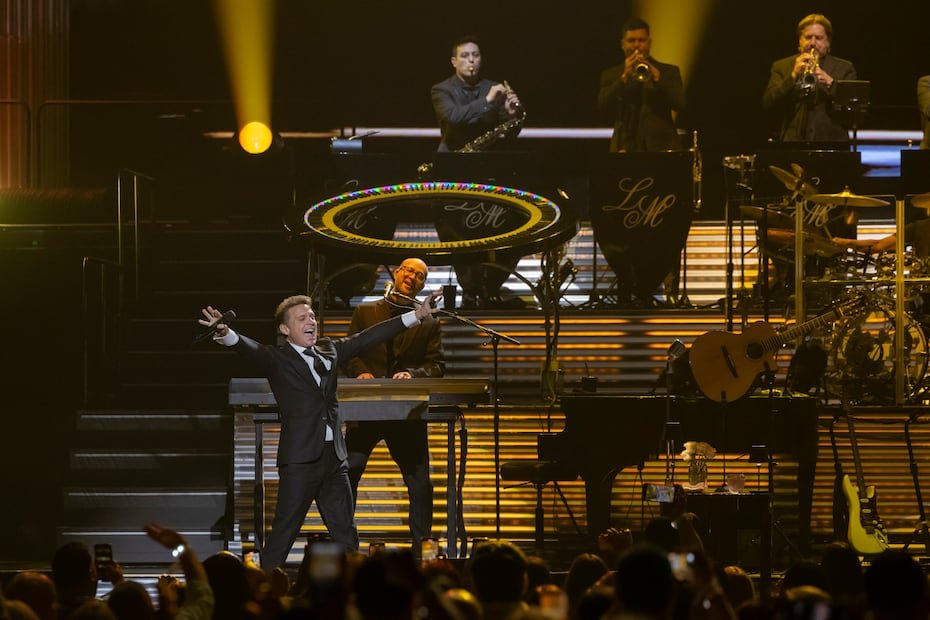 El cantante vino acompañado de una monumental orquesta para deleitar a sus fanáticos.