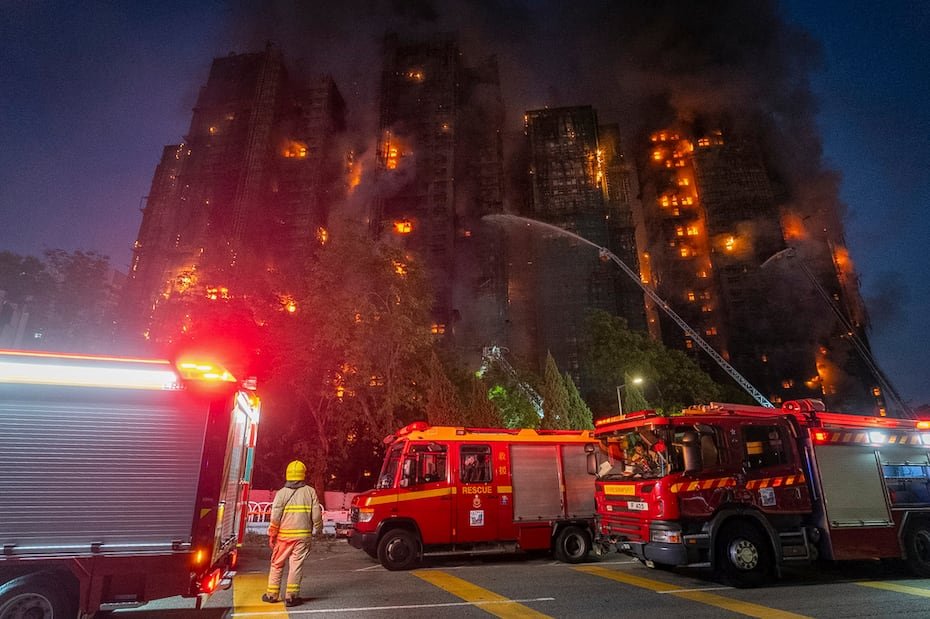 Los fallecidos incluían a un bombero y otro estaba siendo tratado por agotamiento por calor.