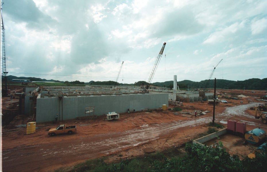 La obra no estuvo ajena a controversias. En 1998, por ejemplo, se recibió una amenaza de bomba mientras se construía la planta de filtros Antonio Santiago Vázquez, en Arecibo.