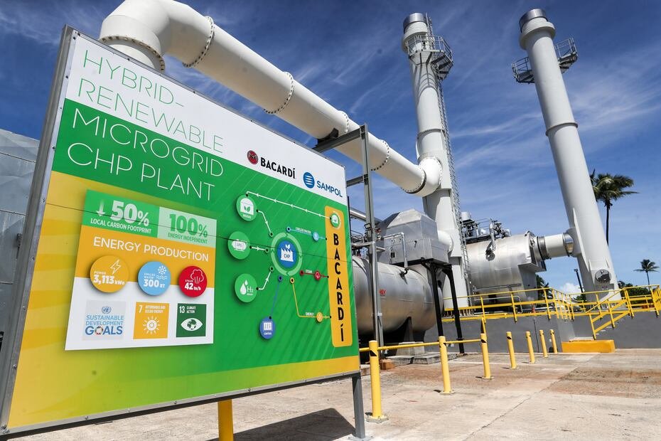Sampol opera la planta CHP de Bacardi mediante un contrato a largo plazo. En la rotulación se destaca la reducción de 50% en emisión de gases de invernadero y le hecho de que el sistema suple 100% de la necesidad energética de las instalaciones, donde se produce 85% del ron Bacardí de todo el mundo.
(Nahira Montcourt / GFR Media)