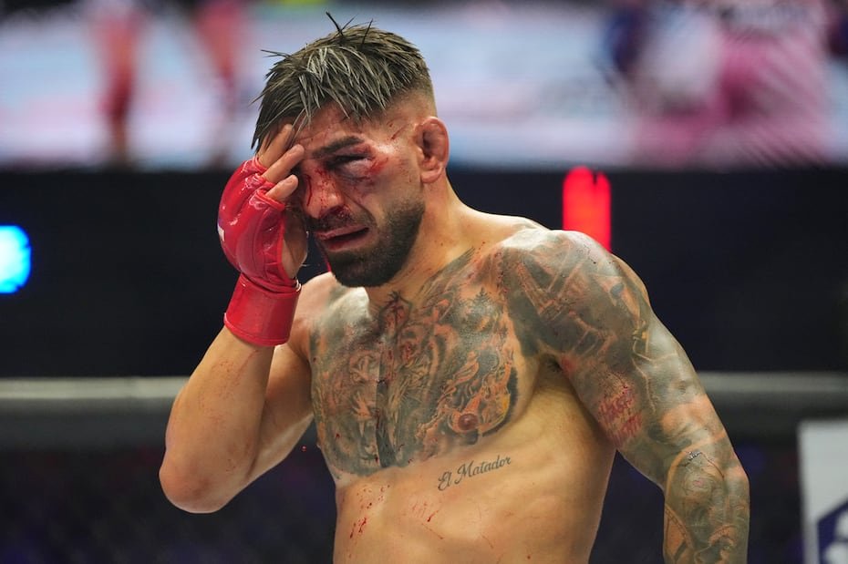 Ilia Toupruia hace una pausa mientras pelea contra Justin Gaethje durante UFC Freedom 250.
